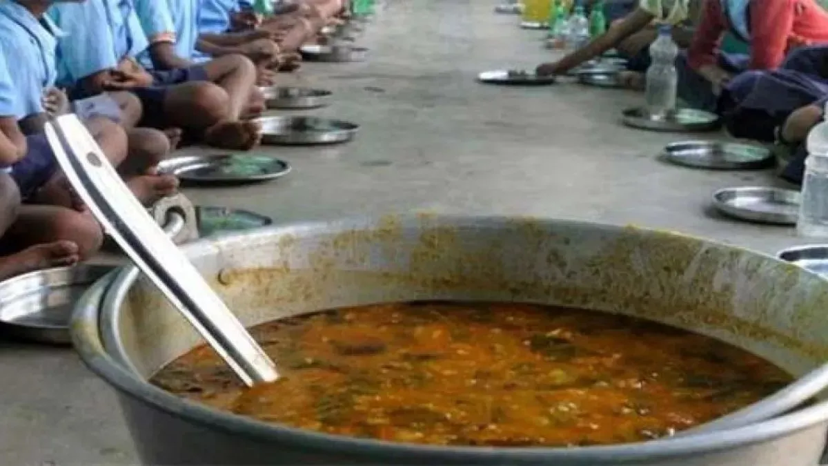 patna-over-100-students-fall-ill-after-dead-snake-found-in-midday-meal-nhrc-seeks-report